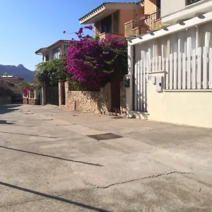 https://villetta-a-schiera-con-cortile-due-camere-completamente.in-sardinia.net